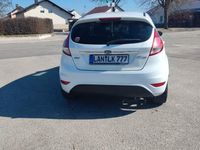 Gebraucht Ford Fiesta Trend 101 PS (74 kW) 2015 Weiß Kleinwagen