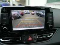 Gebraucht Hyundai i30 Intro Edition 159 PS (116 kW) 2022 Polar white / sol Limousine