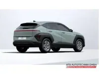 Neu Hyundai Kona Select 150 PS (110 kW) 2025 Gruen SUV