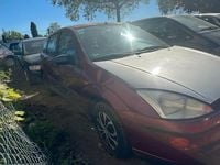 Second-hand Ford Focus Ambiente 101 CP (74 kW) 2000 Roșu Berlinǎ