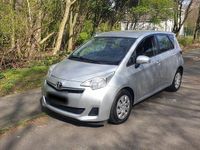 Gebraucht Toyota Verso-S 90 PS (66 kW) 2012 Silber Van / Kleinbus