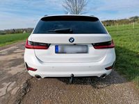 gebraucht BMW 318 i Touring Kombi PKW in weiß / Erstzulassung 2021