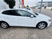 Gebraucht Volvo V40 Momentum 120 PS (88 kW) 2016 Weiß Limousine