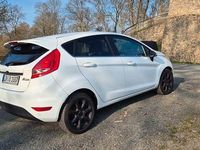 Gebraucht Ford Fiesta 97 PS (71 kW) 2012 Weiß Kleinwagen