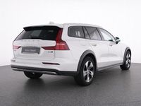 Gebraucht Volvo V60 CC Plus 197 PS (144 kW) 2023 Weiss crystal white pearl / me Kombi
