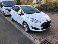 Gebraucht Ford Fiesta Celebration 101 PS (74 kW) 2016 Weiß Kleinwagen