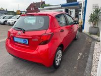Gebraucht Toyota Yaris Basis 69 PS (50 kW) 2016 Rot Kleinwagen