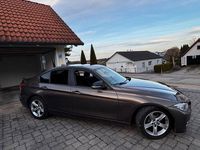 Gebraucht BMW 318 143 PS (105 kW) 2012 Braun Limousine