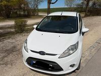 Gebraucht Ford Fiesta 95 PS (69 kW) 2012 Weiß Kleinwagen