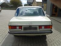 Gebraucht Mercedes E230 136 PS (100 kW) 1981 Grün Limousine