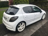 gebraucht Peugeot 207 mit vielen Extras und sehr sportlichen Anblick