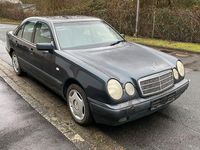 Gebraucht Mercedes E220 Classic 125 PS (91 kW) 1999 Blau Limousine