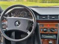 Używany Mercedes E300 220 KM (161 kW) 1990 Czarny Sedan/Limuzyna