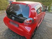 Gebraucht Toyota Aygo 70 PS (51 kW) 2012 Rot Kleinwagen