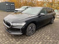 Gebraucht Skoda Superb Selection 204 PS (150 kW) 2025 Ebony schwarz metallic Kombi