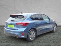 Gebraucht Ford Focus Titanium 125 PS (91 kW) 2024 Chrome blue metallic Limousine