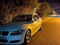 Gebraucht BMW 320 170 PS (125 kW) 2011 Weiß Limousine