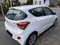 Gebraucht Hyundai i10 69 PS (50 kW) 2016 Weiß Kleinwagen