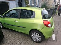 Gebraucht Renault Clio II 75 PS (55 kW) 2011 Grün Kleinwagen
