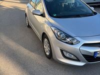Gebraucht Hyundai i30 Trend 99 PS (72 kW) 2013 Silber Limousine