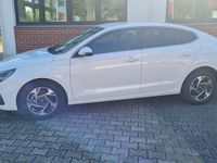 Gebraucht Hyundai i30 Life 140 PS (102 kW) 2024 Serenity white pearl Limousine