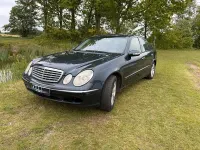 Używany Mercedes E220 150 KM (110 kW) 2002 Czarny Sedan/Limuzyna