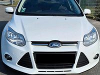 Gebraucht Ford Focus Trend 125 PS (91 kW) 2014 Weiß Kombi