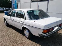 Gebraucht Mercedes E230 136 PS (100 kW) 1984 Weiß Limousine