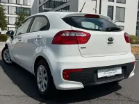Gebraucht Kia Rio Attract 86 PS (63 kW) 2016 Weiß Kleinwagen