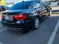 Gebraucht BMW 320 163 PS (119 kW) 2011 Schwarz Limousine