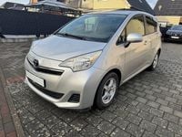 Gebraucht Toyota Verso-S Life 99 PS (72 kW) 2012 Silber Van / Kleinbus
