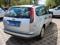 Używany Ford Focus Trend 101 KM (74 kW) 2005 Srebrny Sedan/Limuzyna