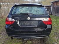 Gebraucht BMW 318 129 PS (94 kW) 2006 Schwarz Kombi