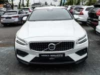 Gebraucht Volvo V60 CC Plus 197 PS (144 kW) 2024 Crystal white pearl / metallic Kombi