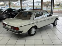 Gebraucht Mercedes 200 109 PS (80 kW) 1981 Weiß Limousine