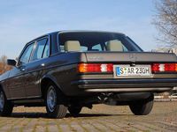Gebraucht Mercedes E230 136 PS (100 kW) 1982 Grau Limousine