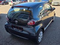 Gebraucht Toyota Aygo 68 PS (50 kW) 2012 Grau Kleinwagen