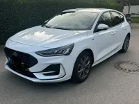 Używany Ford Focus ST-Line 125 KM (91 kW) 2023 Biały Sedan/Limuzyna