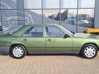 Używany Mercedes E200 109 KM (80 kW) 1986 Zielony Sedan/Limuzyna