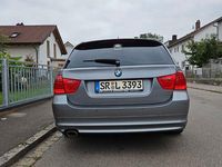 Gebraucht BMW 320 177 PS (130 kW) 2009 Grau Kombi