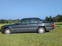 Second-hand Mercedes E300 178 CP (130 kW) 1992 Negru Berlinǎ