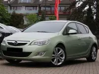 Usata Opel Astra Edition 140 CV (102 kW) 2012 Fresh mint Berlina