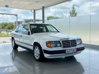 Używany Mercedes E230 132 KM (97 kW) 1985 Biały Sedan/Limuzyna