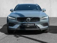 Gebraucht Volvo V60 CC Plus 197 PS (144 kW) 2024 Thunder grey / metallic Kombi