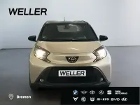 Gebraucht Toyota Aygo 72 PS (52 kW) 2023 Ginger beige metallic / dach mysticschwarz Kleinwagen