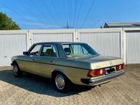 Gebraucht Mercedes 200 109 PS (80 kW) 1982 Grün Limousine