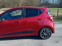 Gebraucht Hyundai i10 Style 67 PS (49 kW) 2015 Rot Kleinwagen