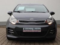 Gebraucht Kia Rio Attract 86 PS (63 kW) 2015 Grau Limousine