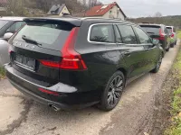 Gebraucht Volvo V60 Momentum 150 PS (110 kW) 2020 Onyx black / metallic Kombi