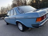 Gebraucht Mercedes E230 136 PS (100 kW) 1981 Blau Limousine